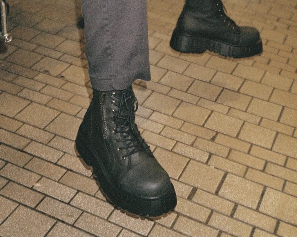 Black 8-Eye Anarchic Airship Boot